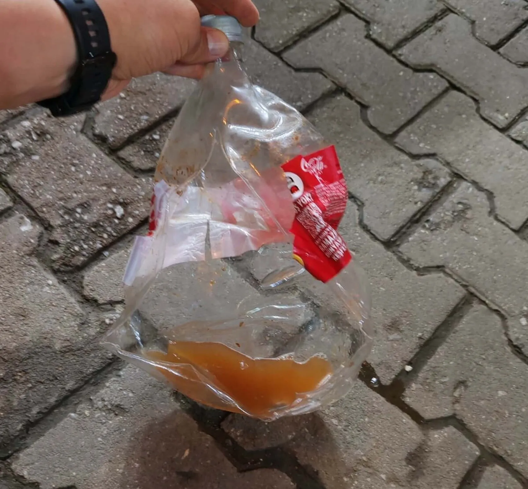 Manisa’da market önündeki sirke şişesi bomba gibi patladı