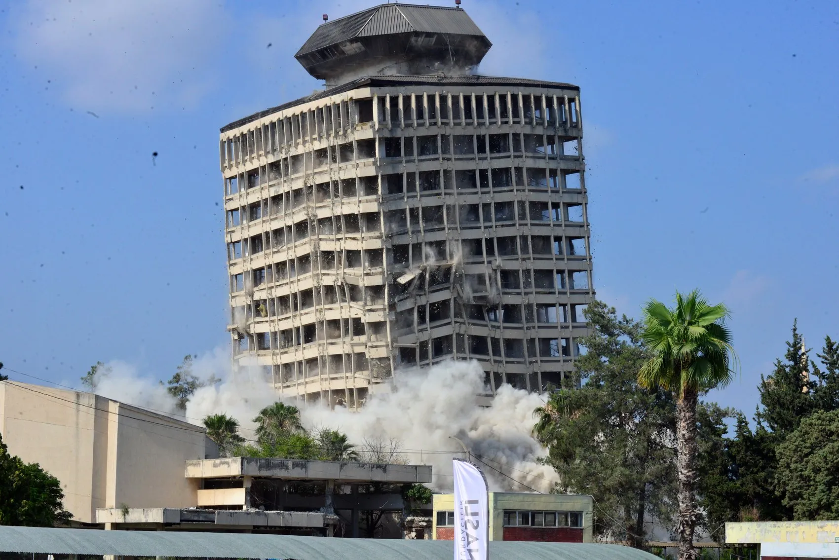 Adana’da 48 yıllık dev bina 420 kilo dinamitle yerle bir oldu