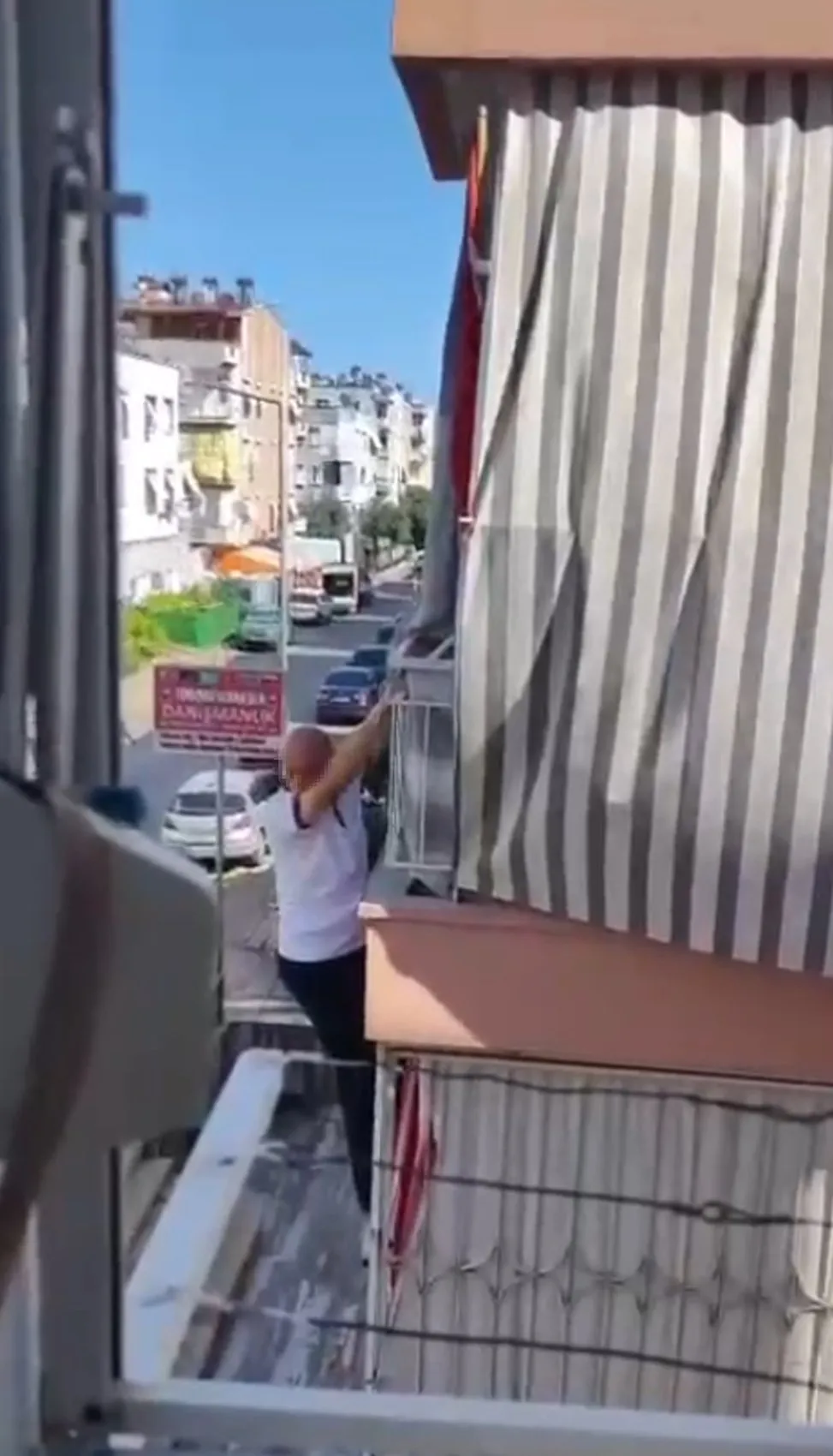 Antalya'da balkon korkuluklarına asılı kalan kişi yürekleri ağza getirdi