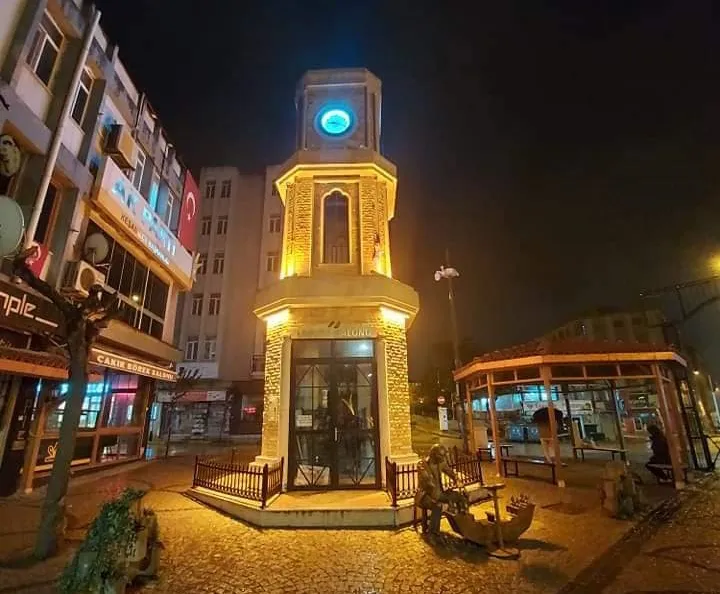 Keşan çarşısında korku dolu anlar Silahlı iki genç yakalandı