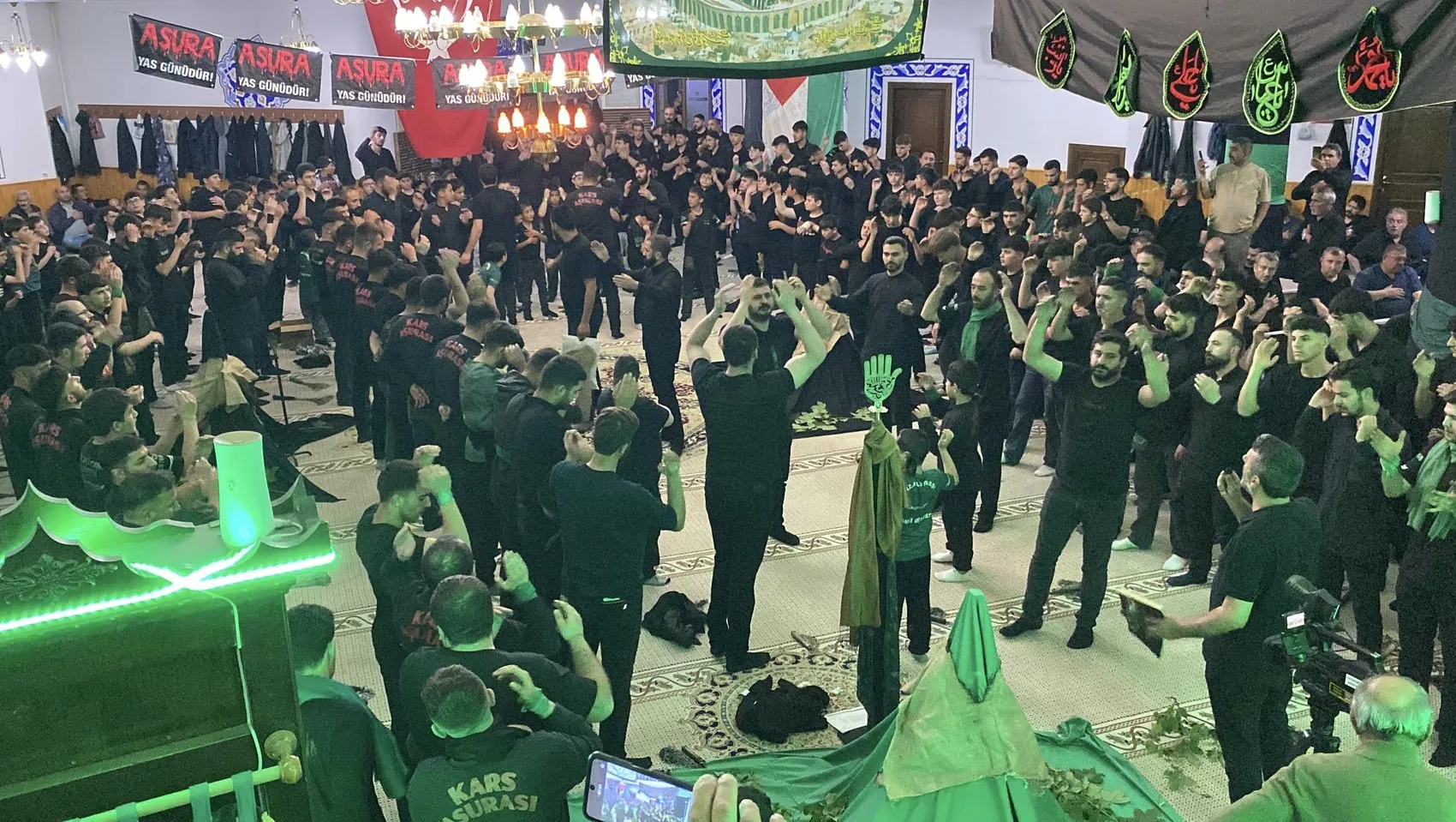 Kars’ta Kerbela yasını tutan binlerce kişi meydanlara indi