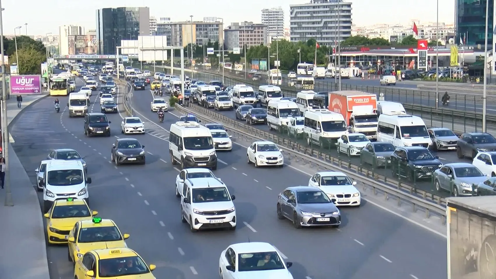 İstanbul trafiği bayram sonrası ilk mesai gününde kilitlendi