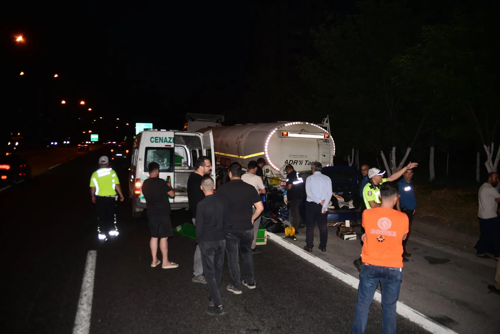 Adana'da otoyolda feci kaza Baba hayatını kaybetti çocuklar yaralı