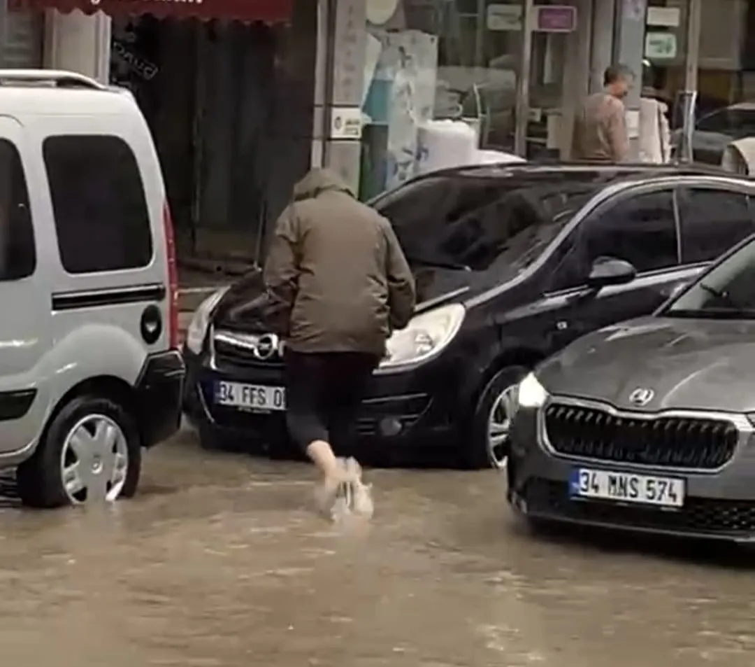 Fatsa'da sağanak trafiği kilitledi