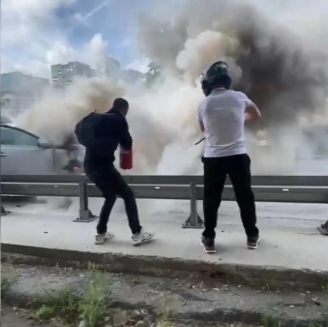 Üsküdar D-100 trafiğinde seyir halindeki otomobil alevlere teslim oldu