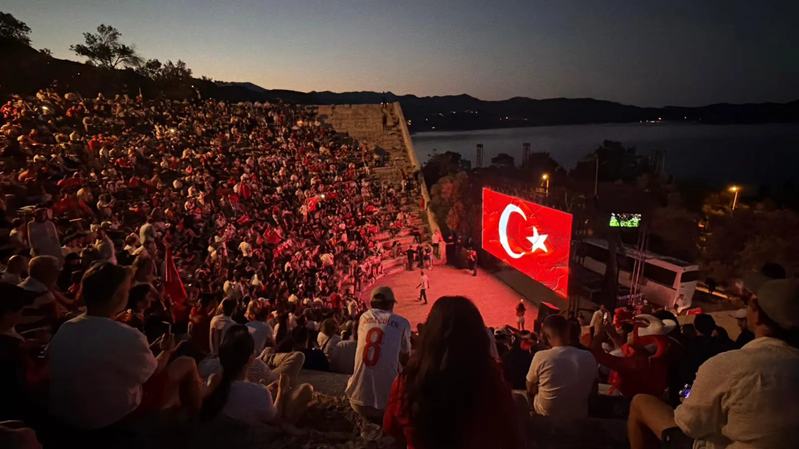 Kaşlılar milli maçı 2 bin yıllık antik tiyatroda izledi