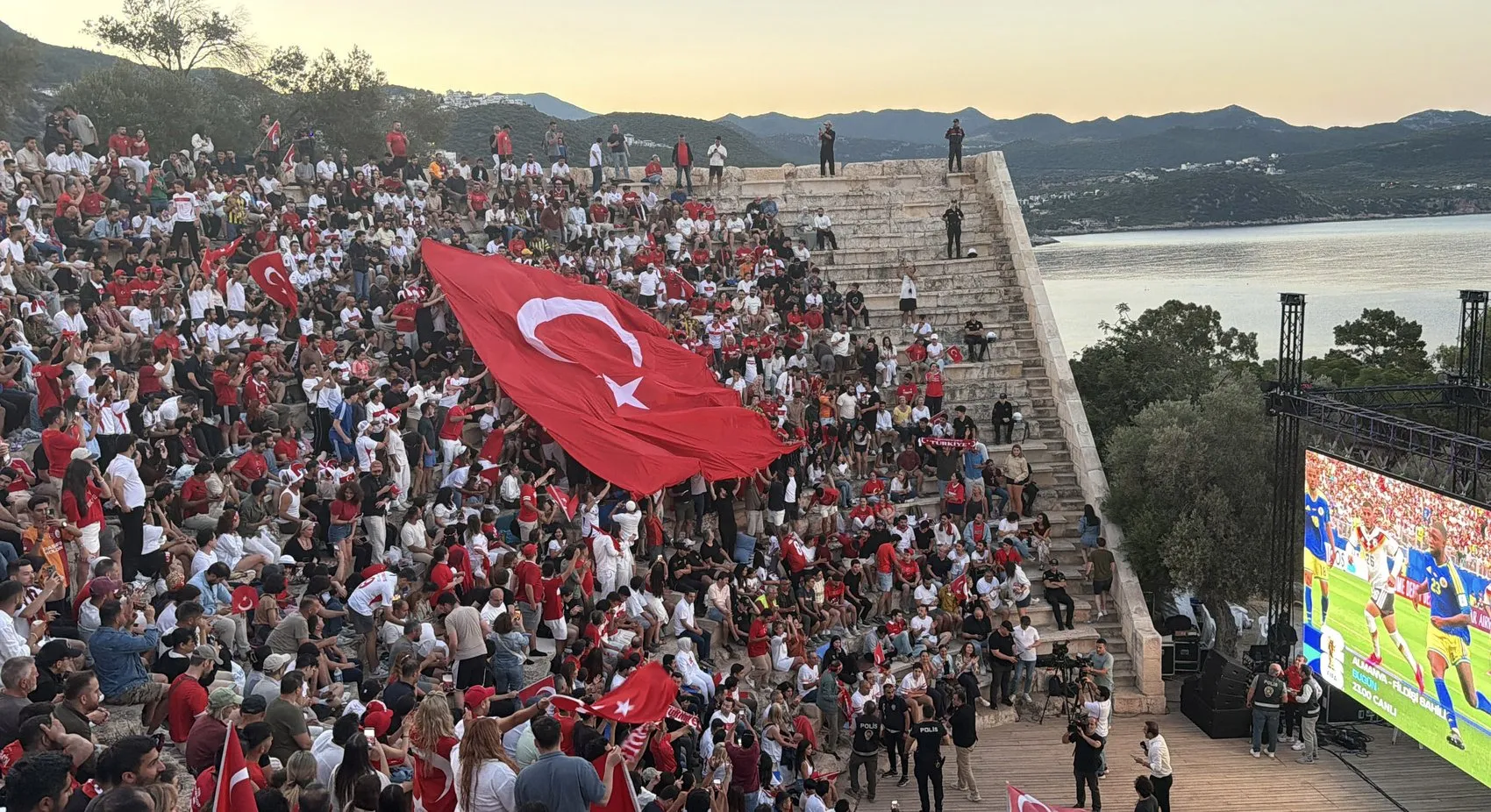 Kaşlılar milli maçı 2 bin yıllık antik tiyatroda izledi