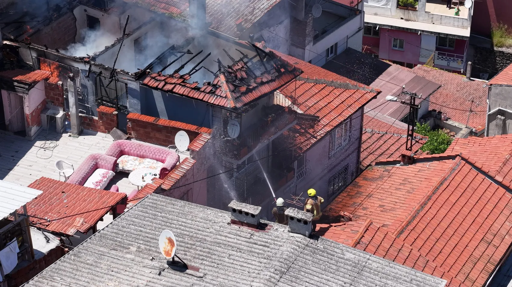 Bursa'da bir yangın iki aileyi evsiz bıraktı