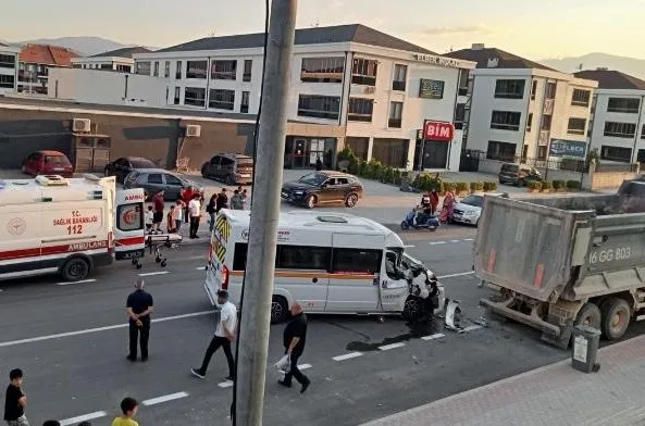 İnegöl'de servis kazası şoför ağır yaralandı