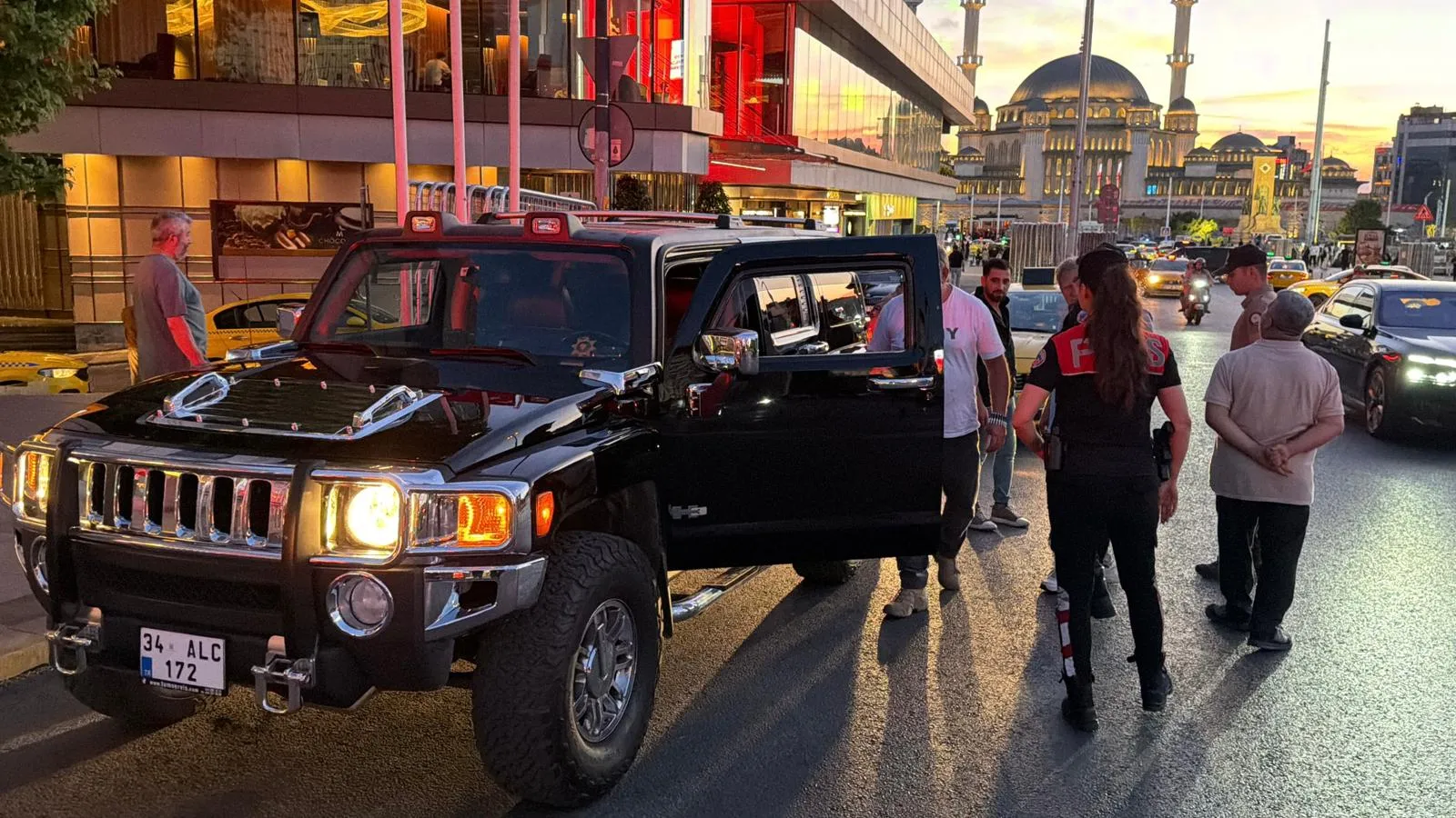 İstanbul’da polis ekipleri gece boyunca geniş çaplı asayiş denetimi yaptı