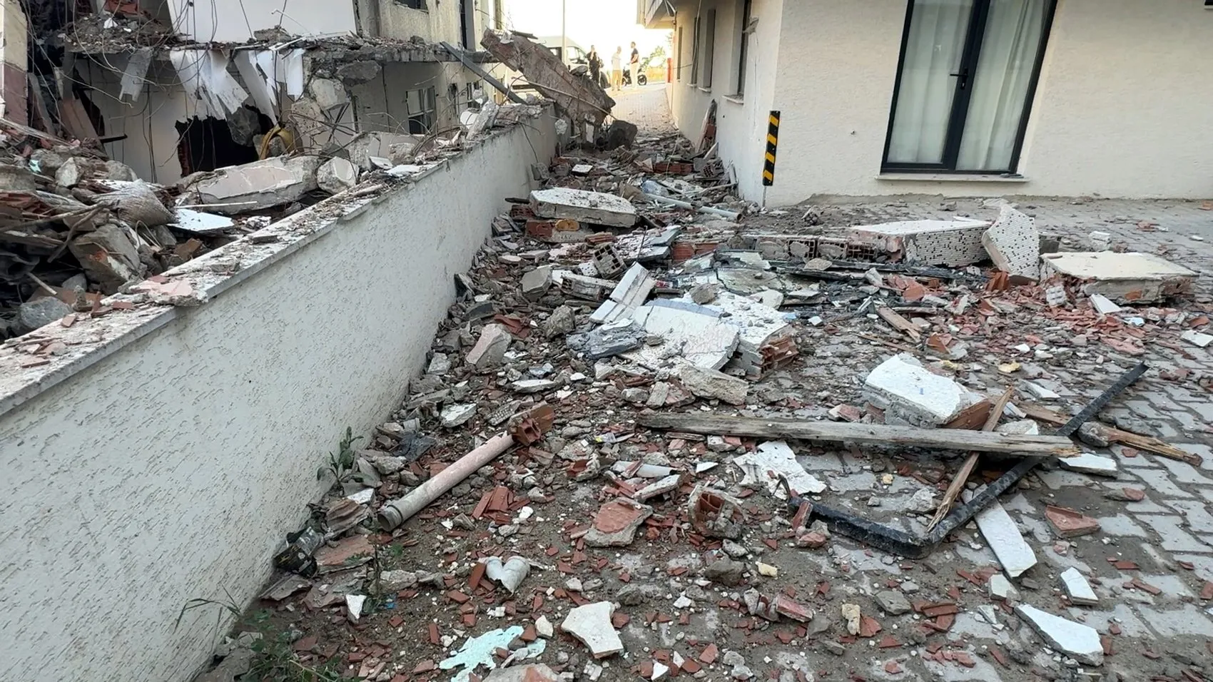 Avcılar'da kentsel dönüşüm yıkımı komşu binayı harabeye çevirdi