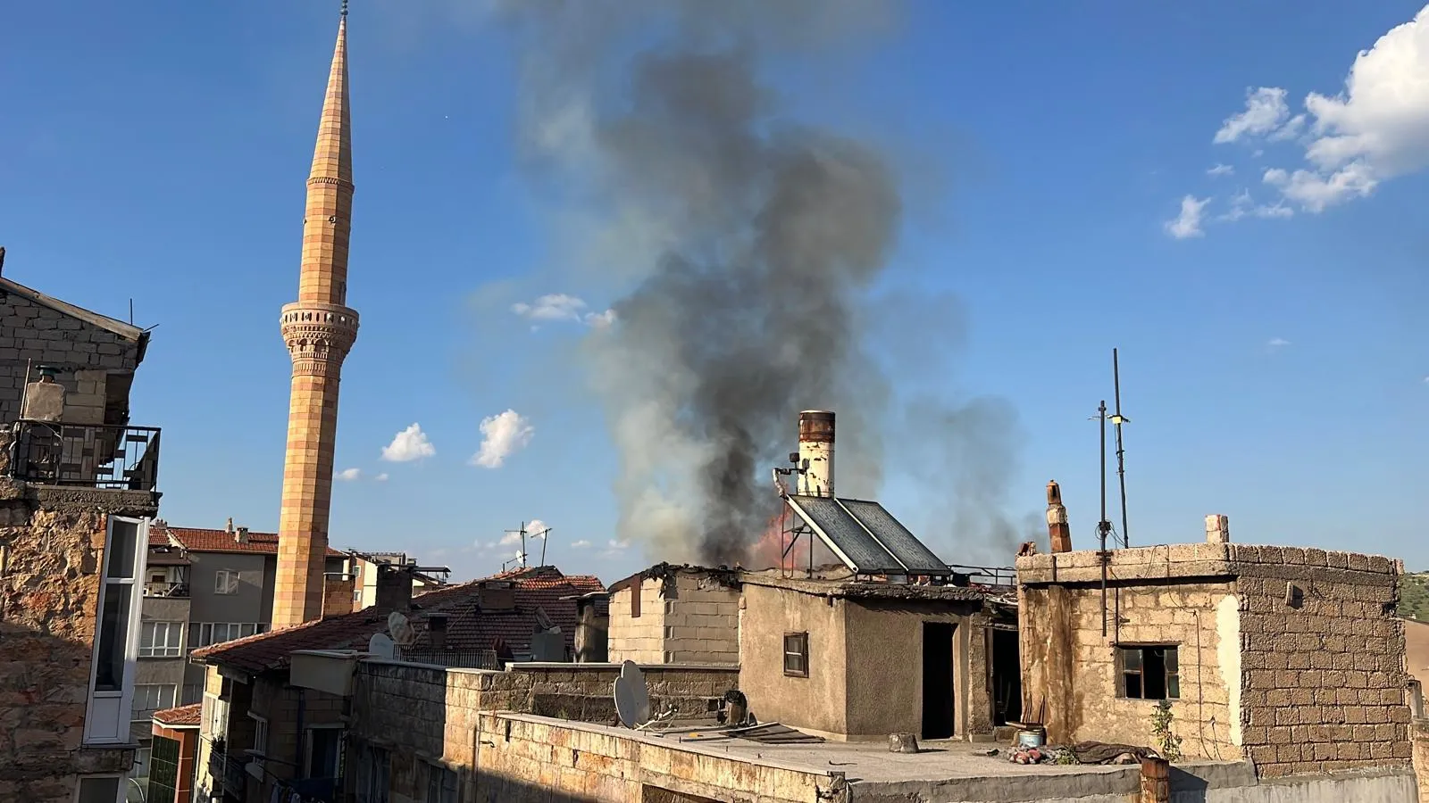 Nevşehir’de bir binanın çatısı alevlere teslim oldu