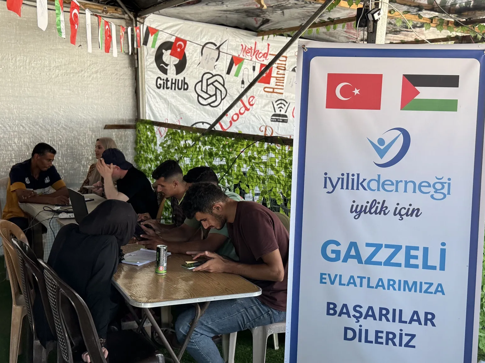Gazze’de öğrenciler yıkılan okulun yerine çadırda sınava giriyor