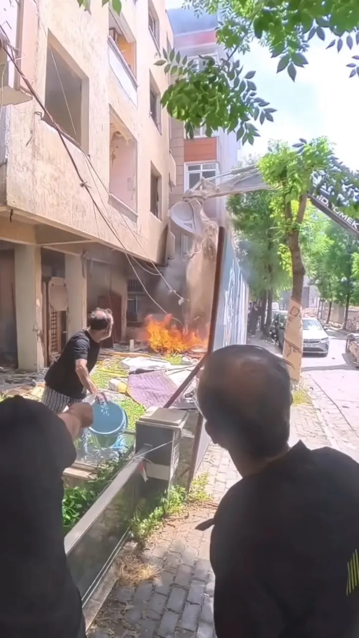 Avcılar'da yanan metruk binayı kepçe operatörü kurtardı