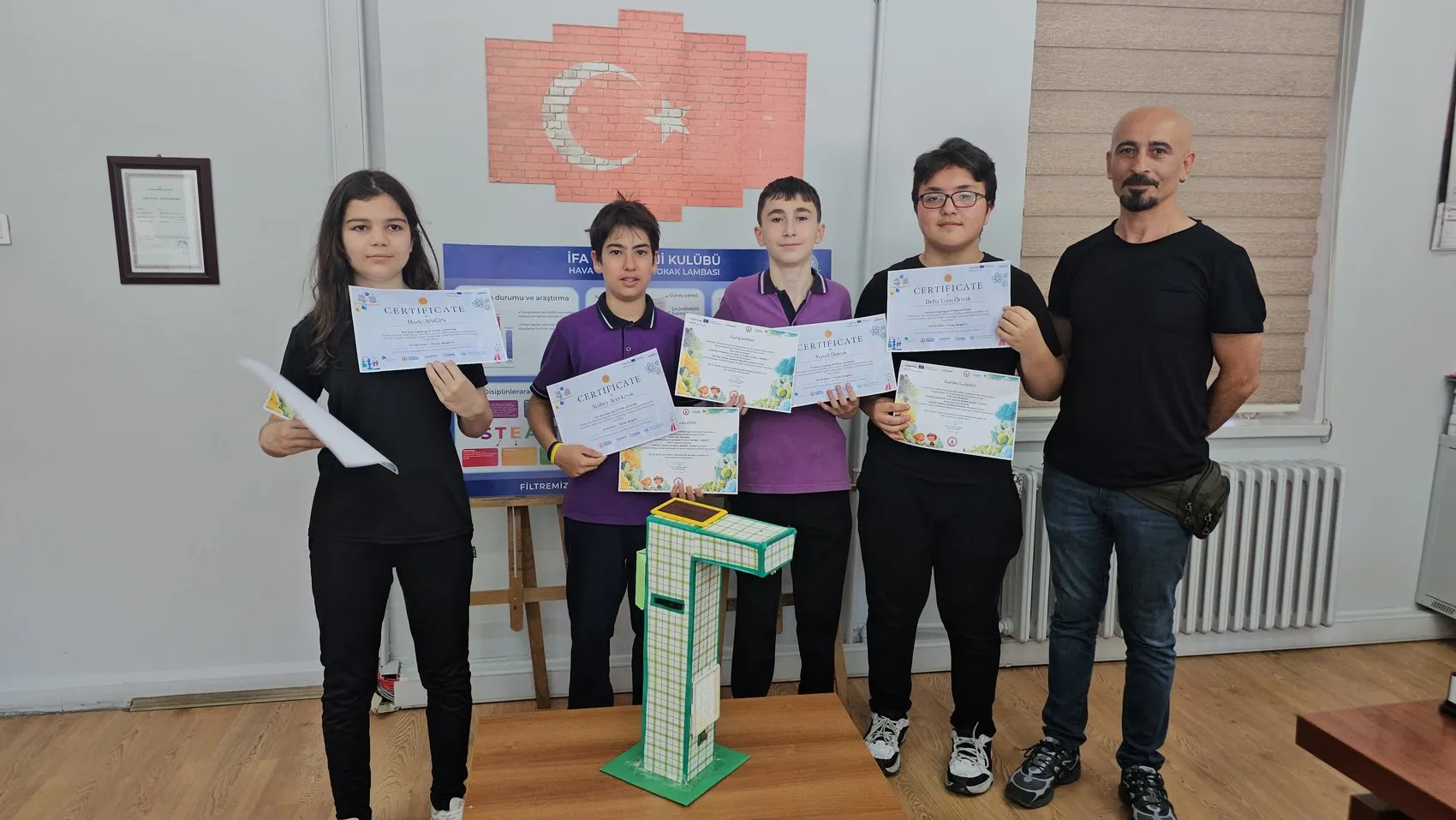 Zonguldaklı öğrencilerden sokakları temizleyen akıllı lamba projesi