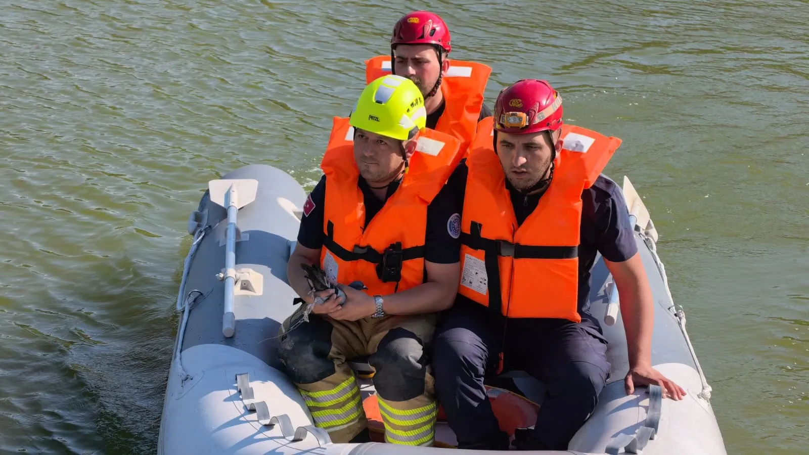 İnegöl'de köprü altına sıkışan güvercini itfaiye ekipleri kurtardı