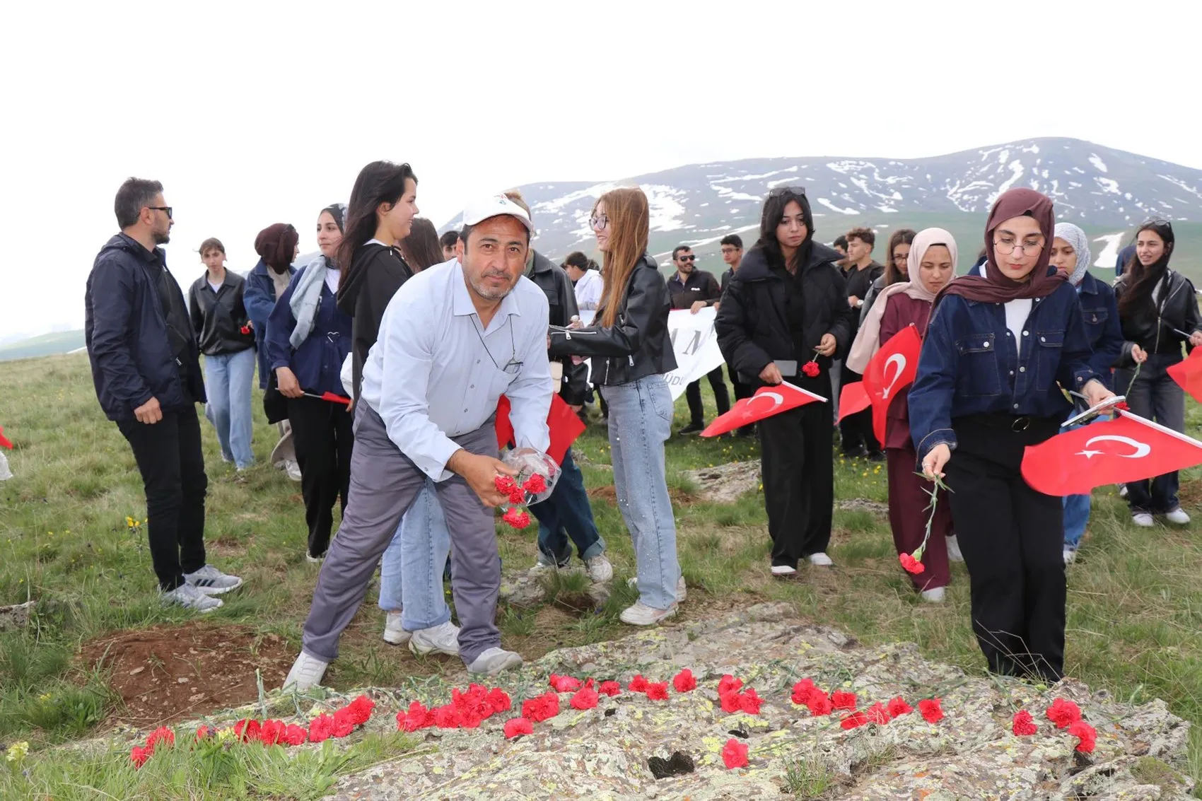 Erzurumlu gençler Sarıkamış şehitleri için zirveye yürüdü