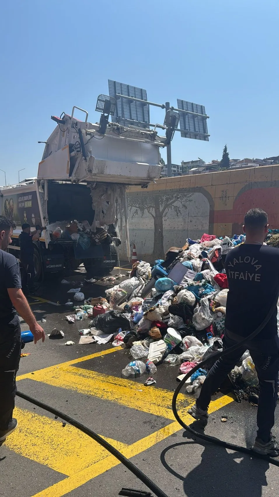 Yanan çöp kamyonunu itfaiyeye sürerek felaketi önledi