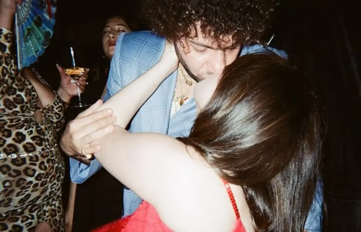 Selena Gomez ve Benny Blanco nun restoran pozu olay oldu! Hayranlar şaşkına döndü 1