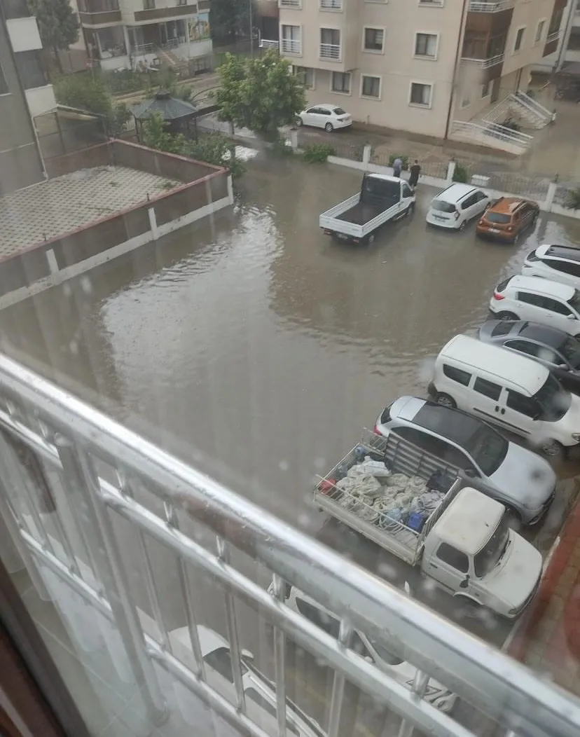 Bursa aniden bastıran dolu ve sağanakla beyaza büründü