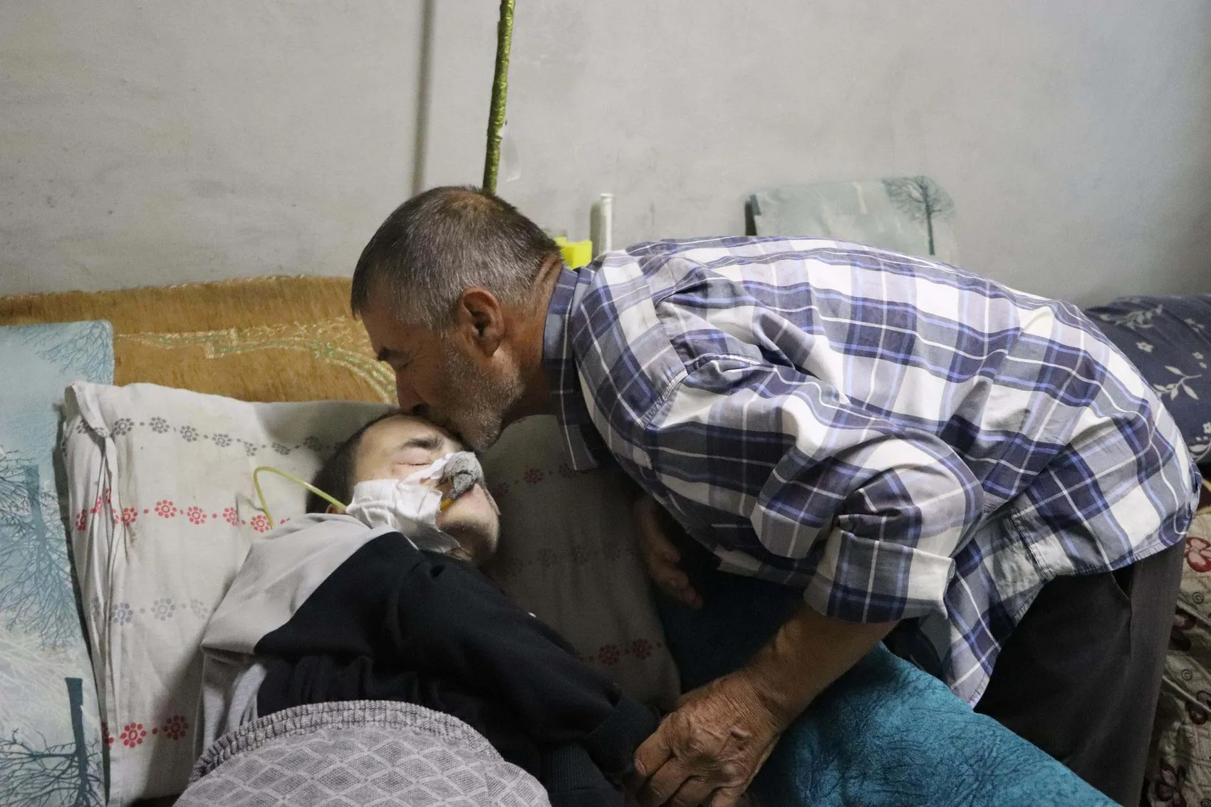 Manisalı baba 40 yıldır tek başına engelli oğluna bakıyor