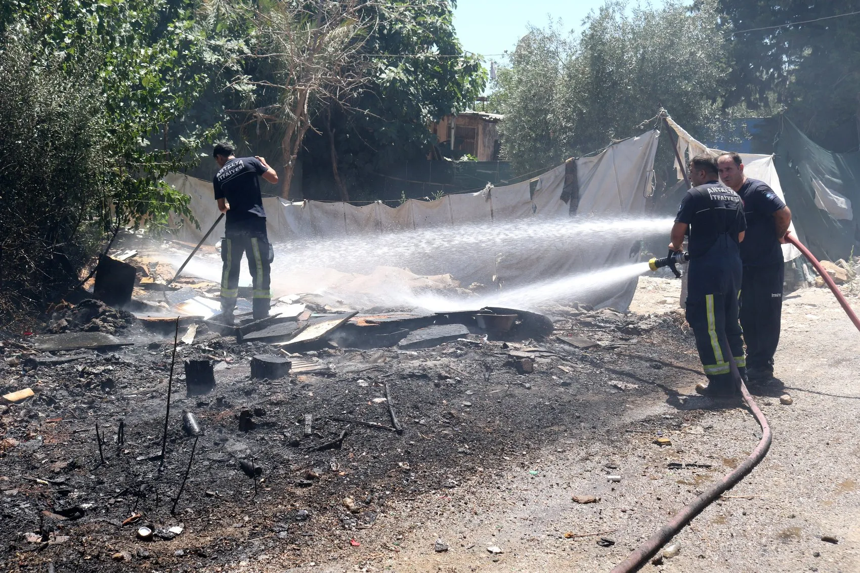 Antalya'da iki kilo demir uğruna mahalle yanıyordu