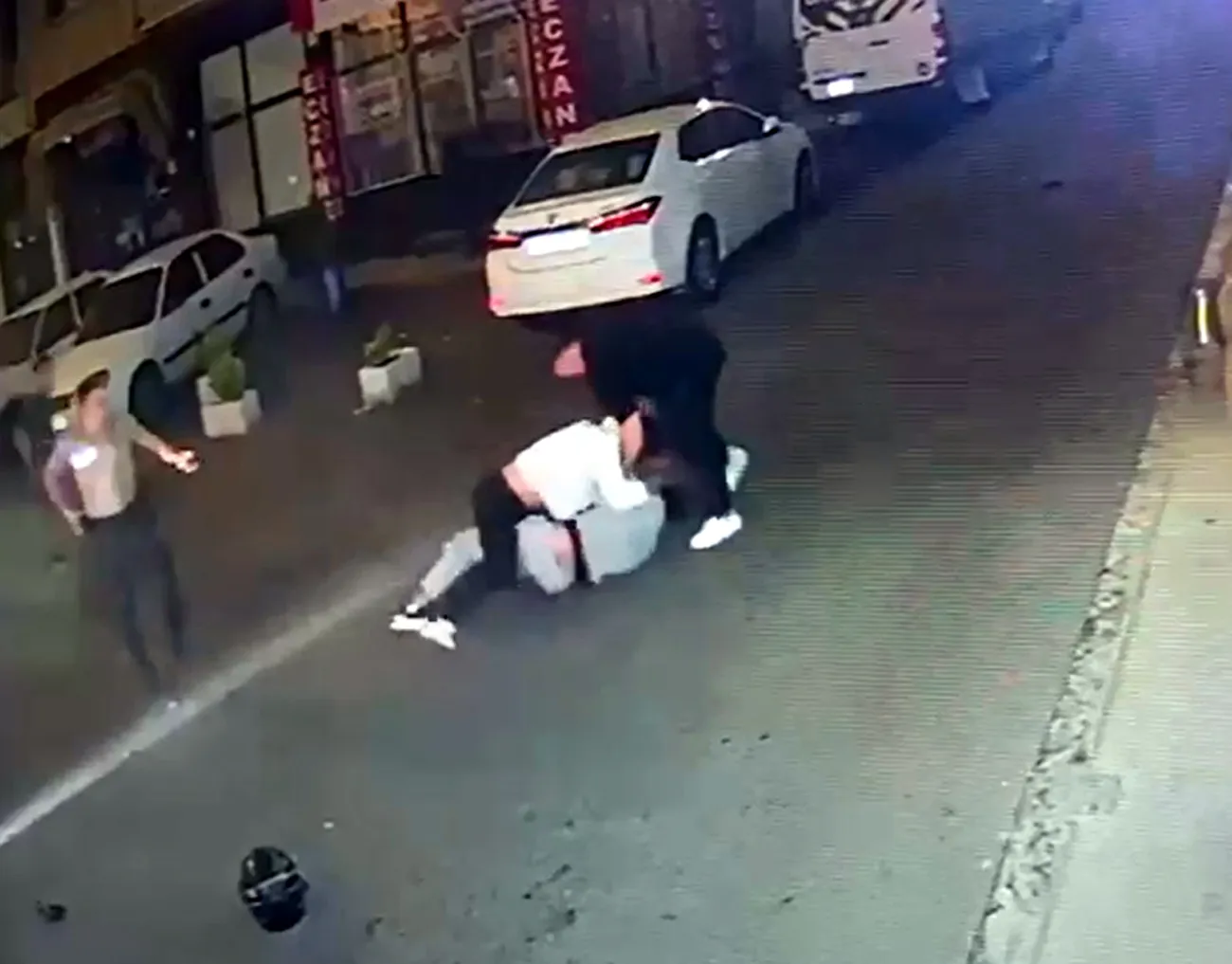 Çorlu'da gece yarısı sokak kavgası kamerada