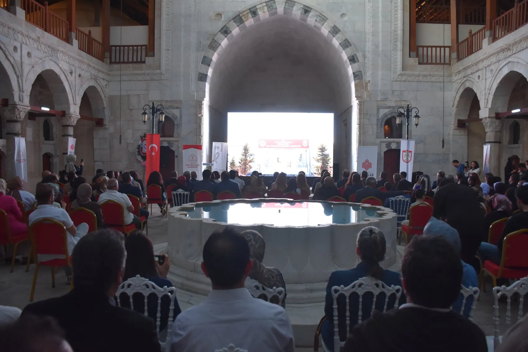 Sivaslı mahkum kadınların dokuduğu umut belgesel oldu