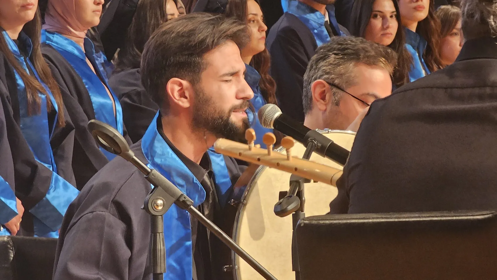 Zonguldak’ta sıra dışı mezuniyet Diplomasını almadan sahneye çıktı