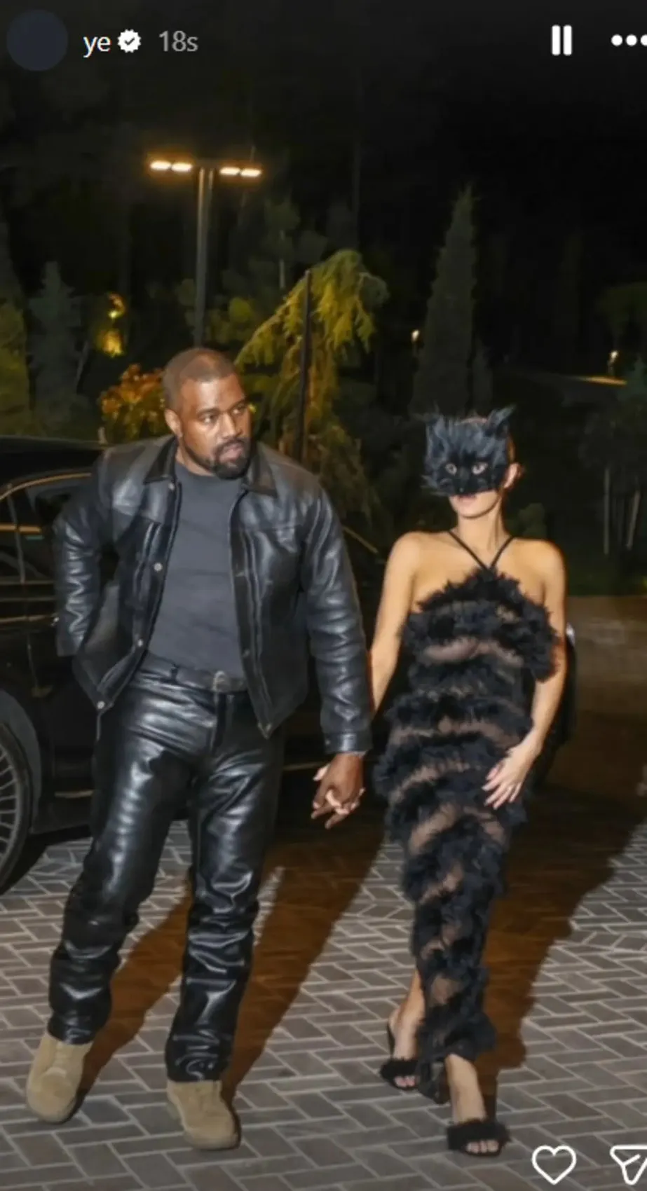 Kanye West eşi Bianca Censori nin üstsüz pozunu paylaştı! 2