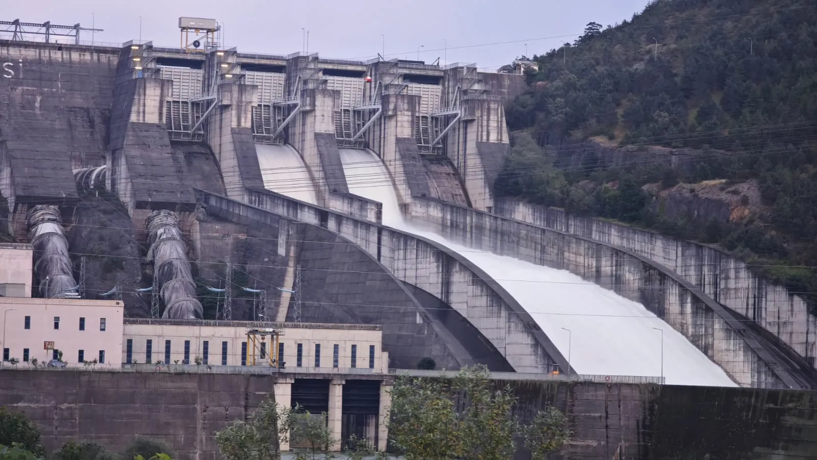 Artvin’de barajlar doldu taştı Su tahliyesi başladı