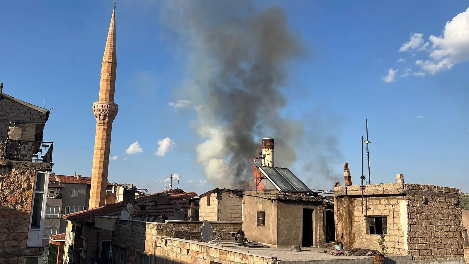 Nevşehir’de bir binanın çatısı alevlere teslim oldu