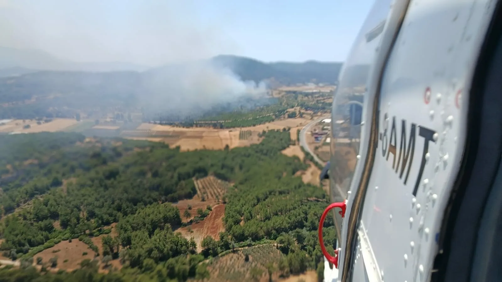 Seydikemer’de tarla yangını ormana sıçradı