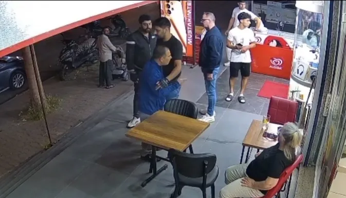 Esenyurt’ta saldırganın bıçaklı saldırı girişimi ayağına takıldı