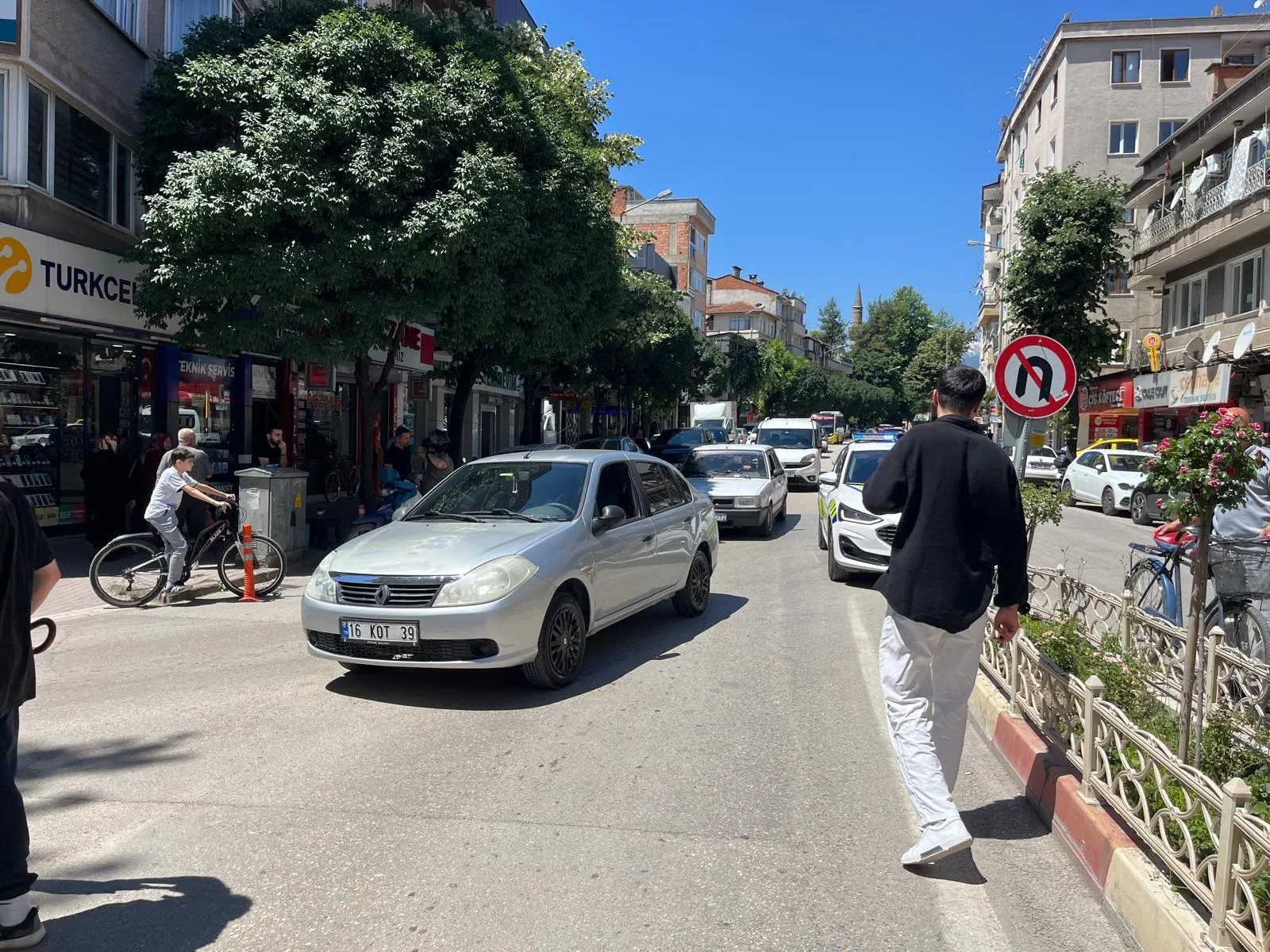 İnegöl’de yoldan geçen iki kardeşe otomobil çarptı