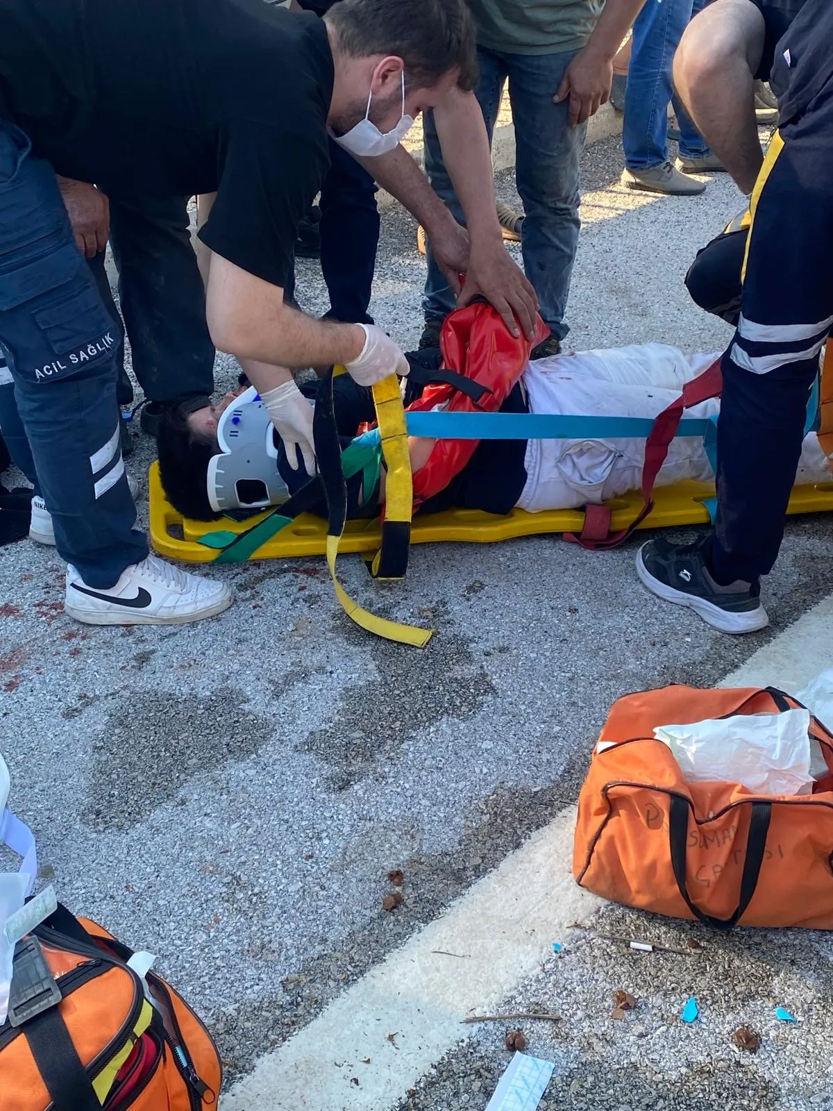 Bartın'da tarım aracı köprü korkuluklarına çarptı 3 yaralı