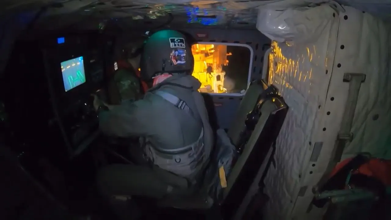 Zonguldak açıklarında gemide kaza geçiren işçi helikopterle kurtarıldı