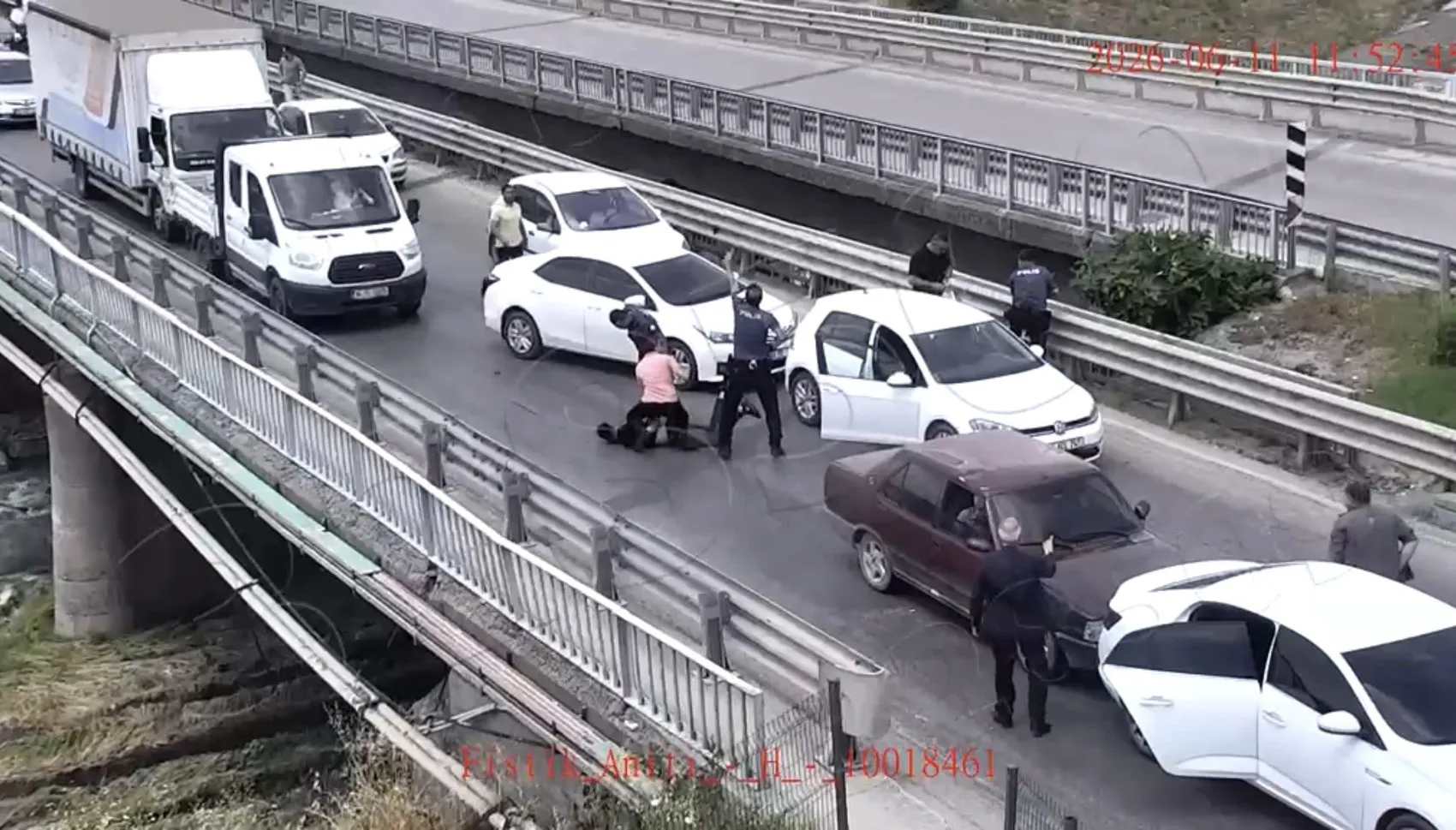 Osmaniye'de cezaevi önünde silahlı saldırı ve araç gaspı kamerada