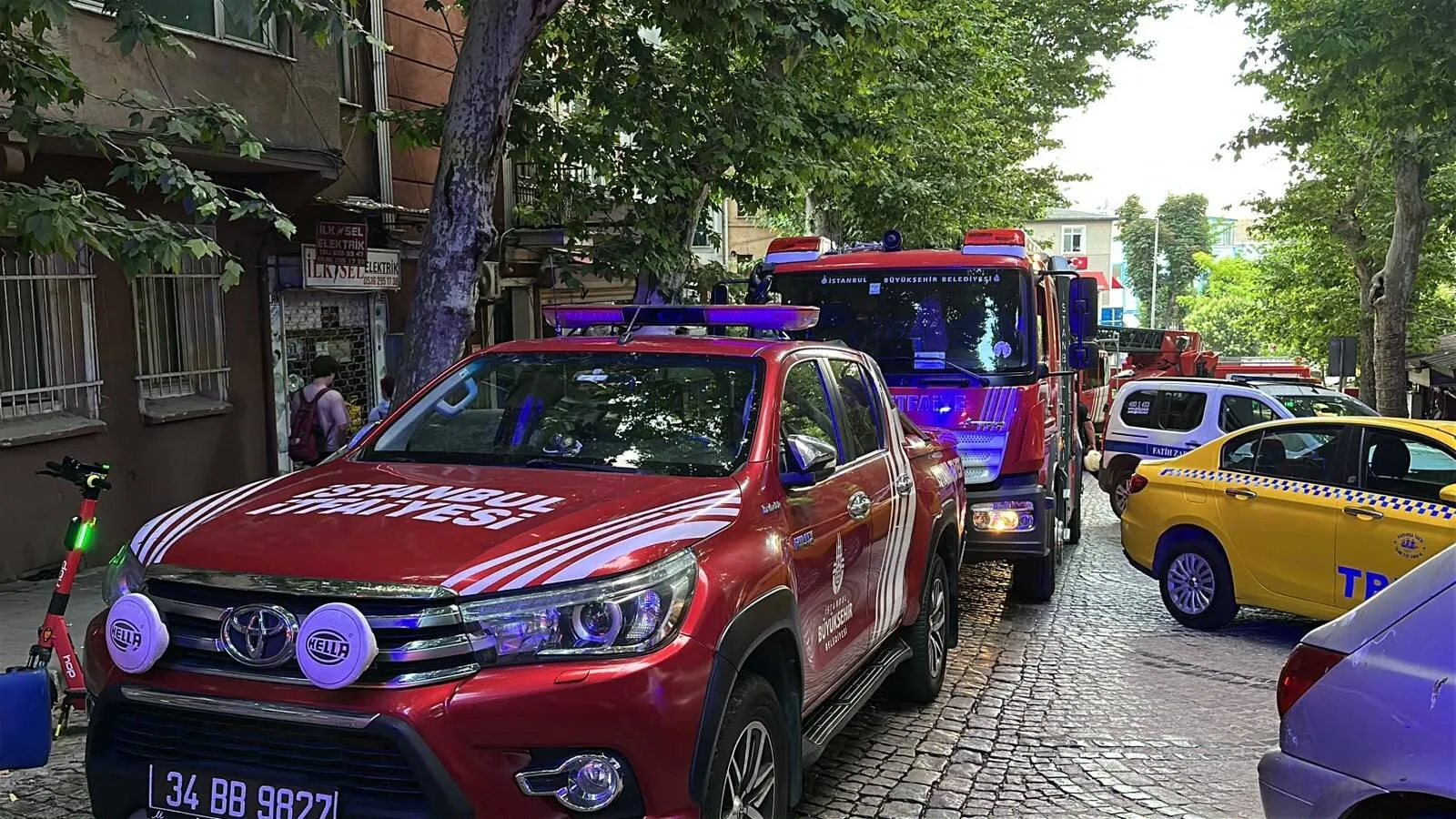 Fatih’te iş hanını dumanlar sardı