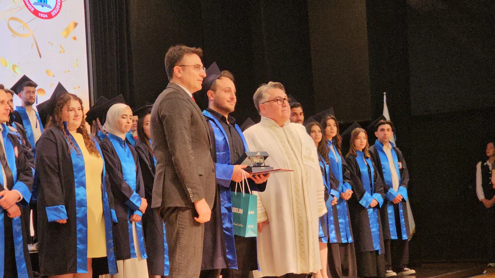 Zonguldak’ta sıra dışı mezuniyet Diplomasını almadan sahneye çıktı