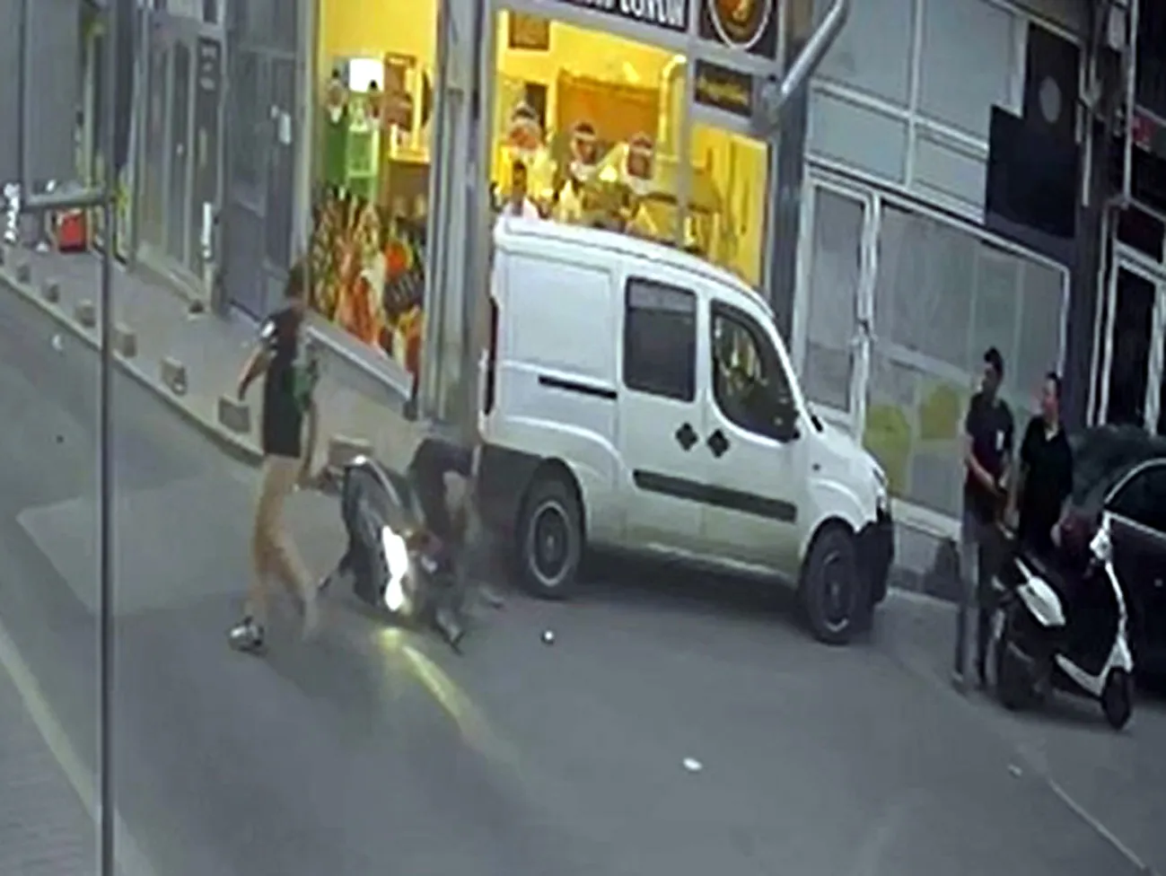 Çorlu'da şov yapayım derken park halindeki araca çarptı
