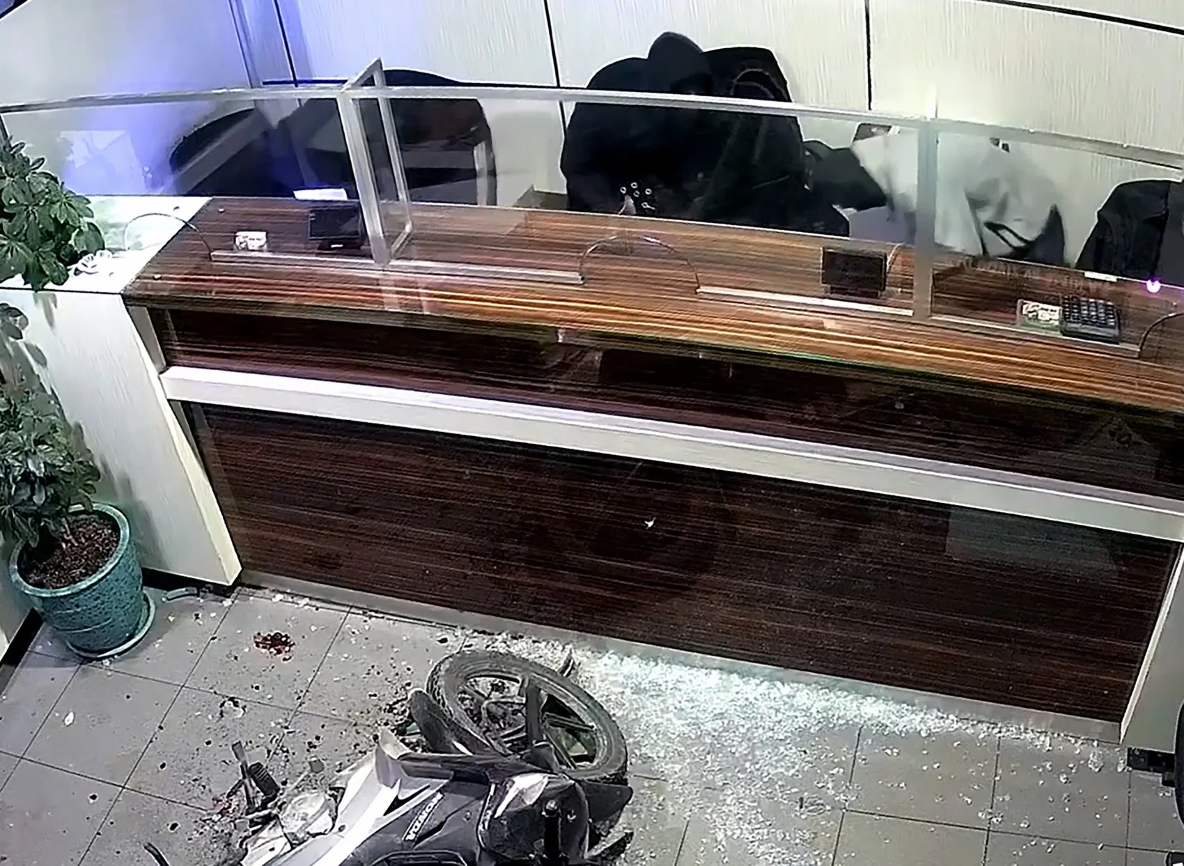 Adana'da döviz bürosuna cip ile daldılar