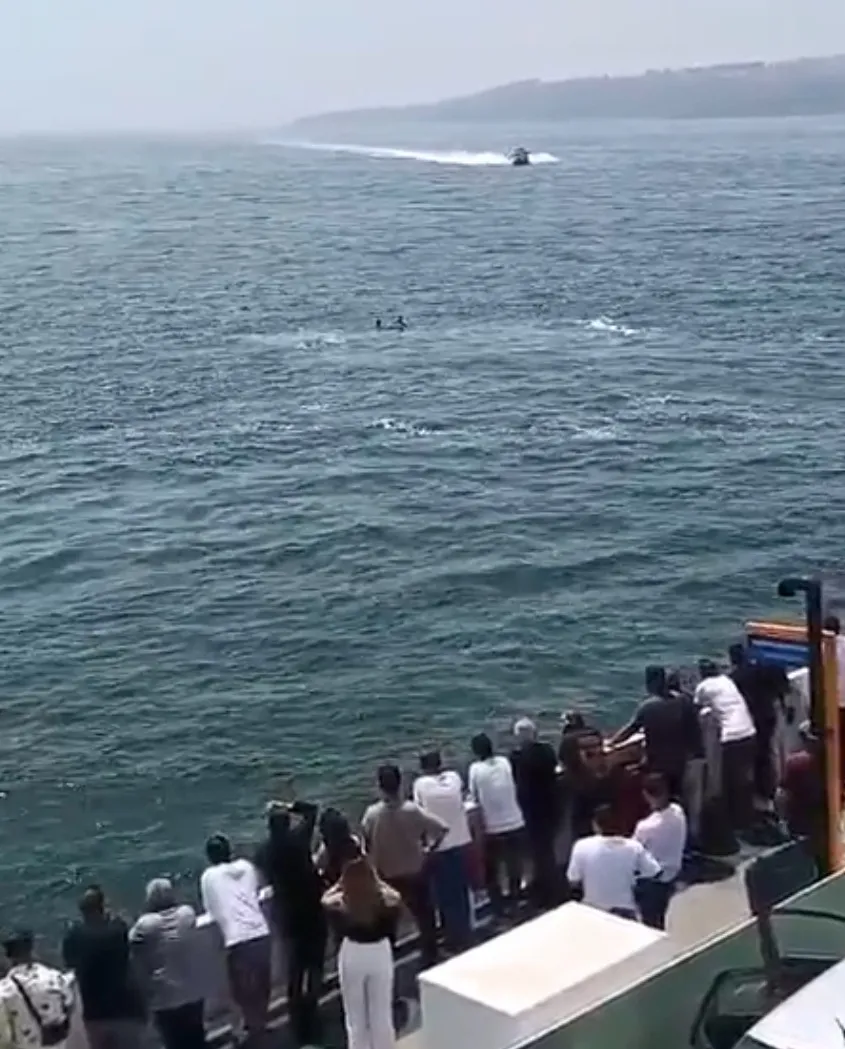 Feribottan düşen yolcunun yardımına büfe çalışanı koştu