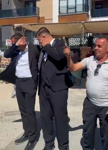 Düğündeki maganda muhtar bir genci vurdu