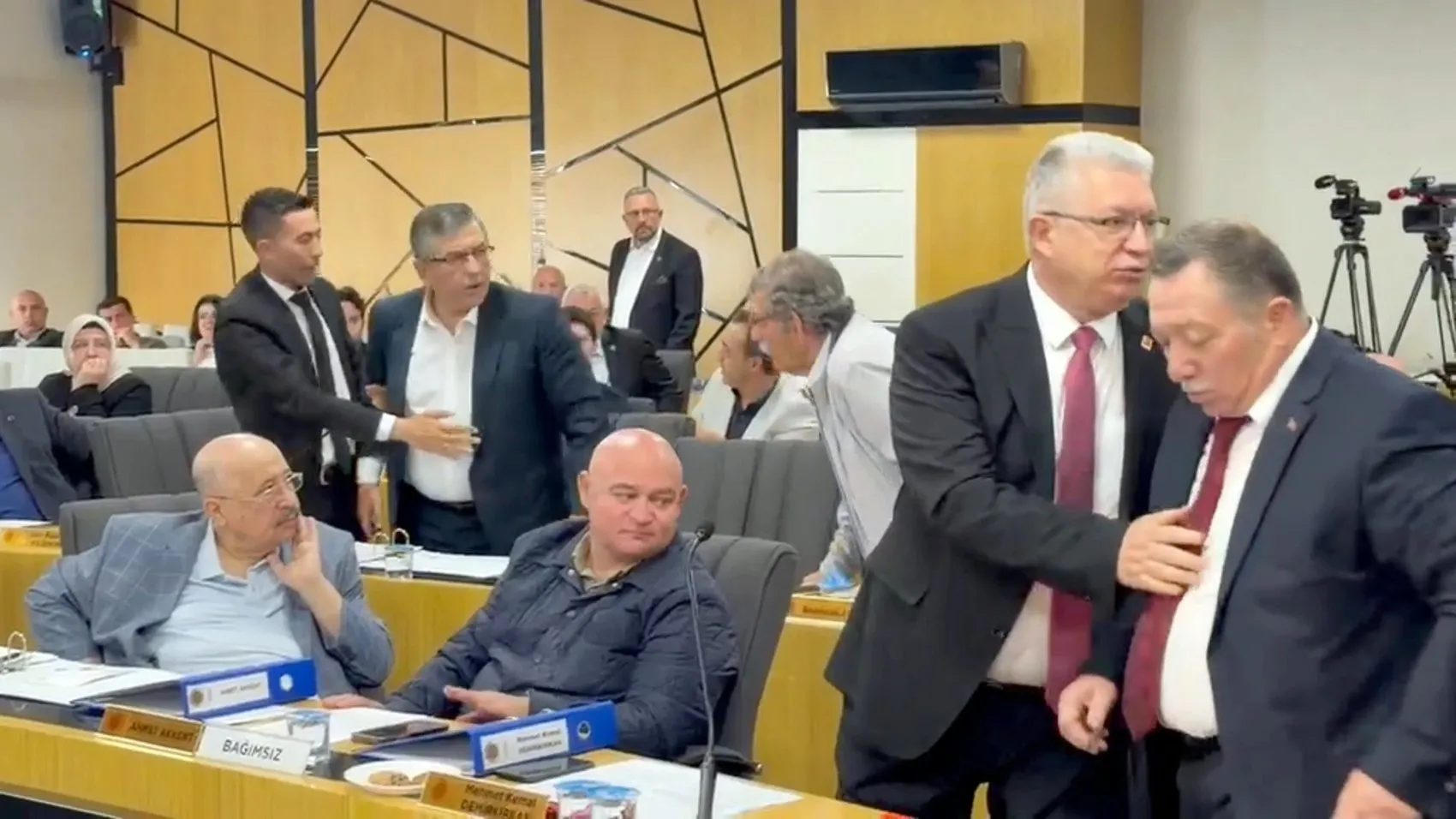 Afyonkarahisar Belediye Meclisi'nde parti değişikliği sonrası gerginlik