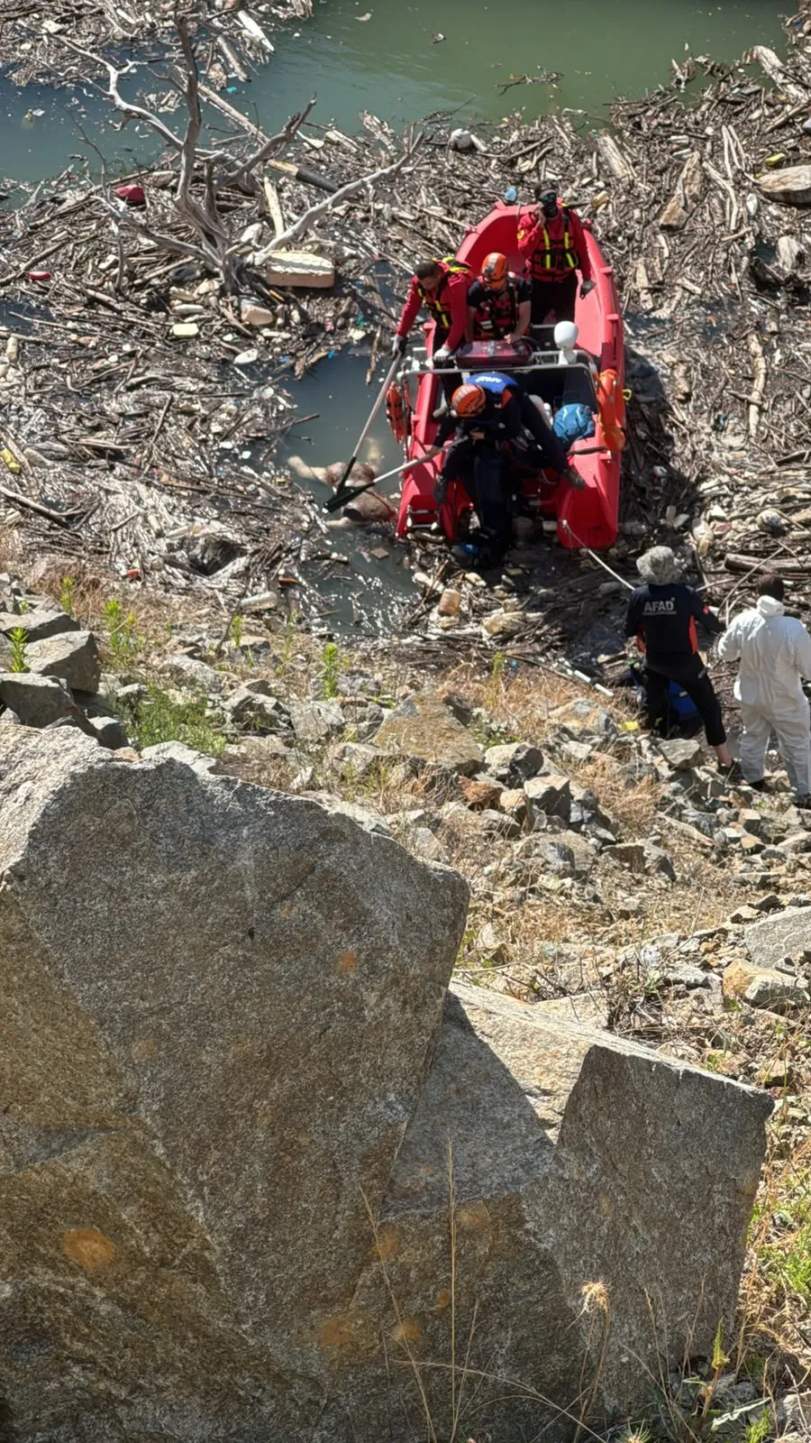 Artvin’de dereye uçan araçtaki oğlunun cenazesi bulundu