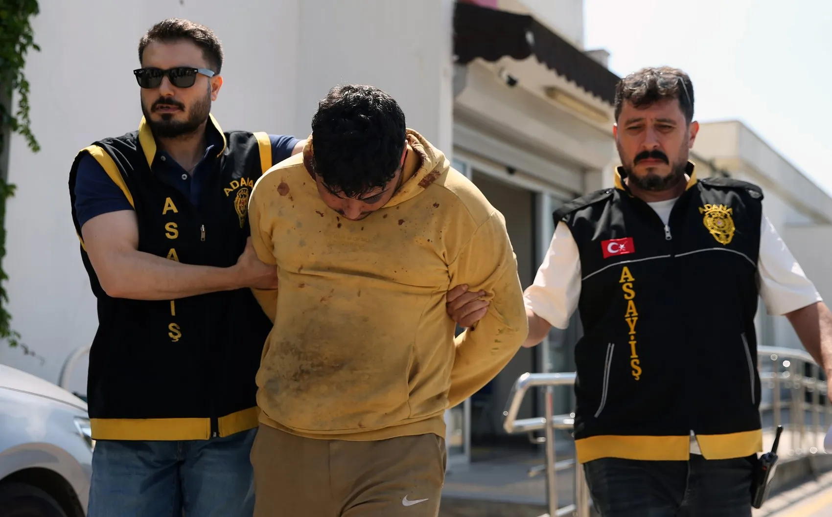 Gece kulübünden atılan saldırgan polisi hedef aldı