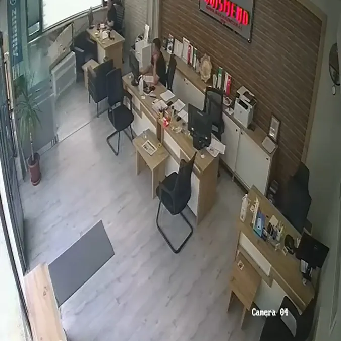 Tokat'ta kontrolden çıkan araç dükkana girdi