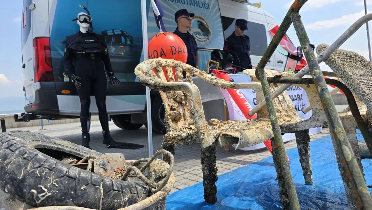 Mudanya denizinde temizlik operasyonu 2,5 ton çöp çıktı