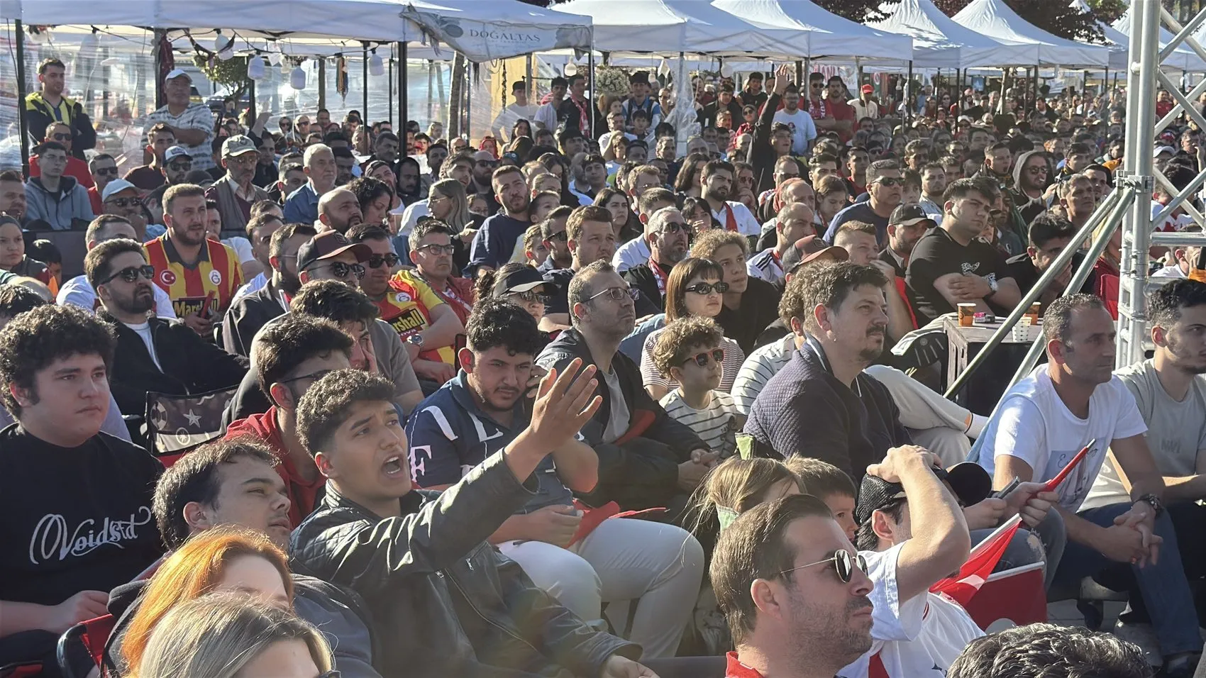 Yalovalılar milli maç için meydanlara akın etti